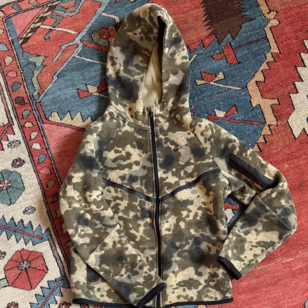 Nike Boy’s Tech Sweatshirt, camo size XL